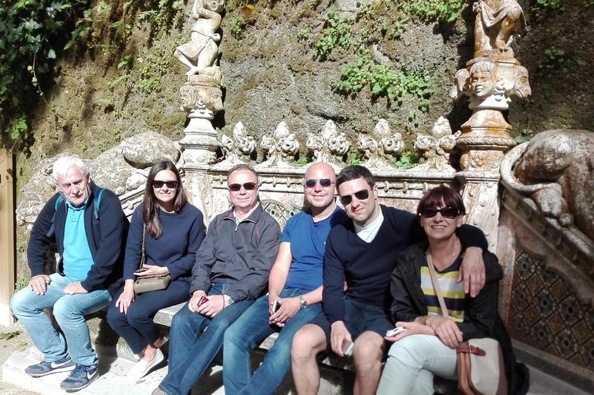 un gruppo di persone sedute su una panchina di fronte a un edificio