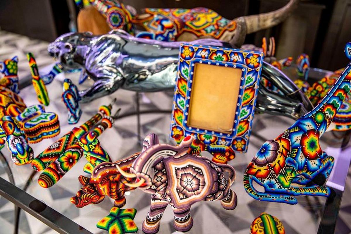 un tavolo di vetro sormontato da molti oggetti di vetro colorati