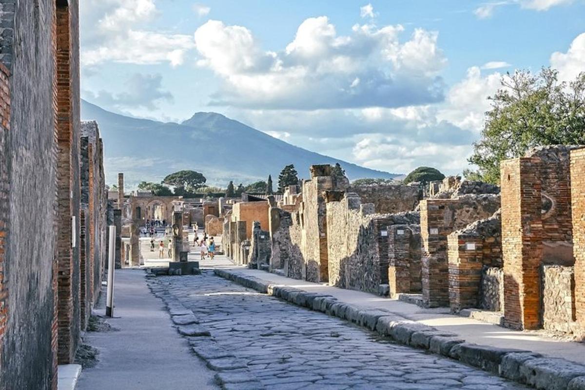 una calle en las ruinas de la antigua ciudad