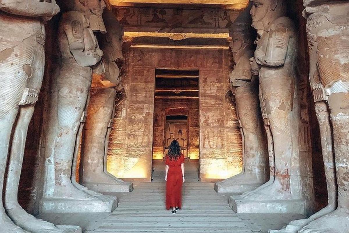 uma mulher de vestido vermelho em pé em um templo