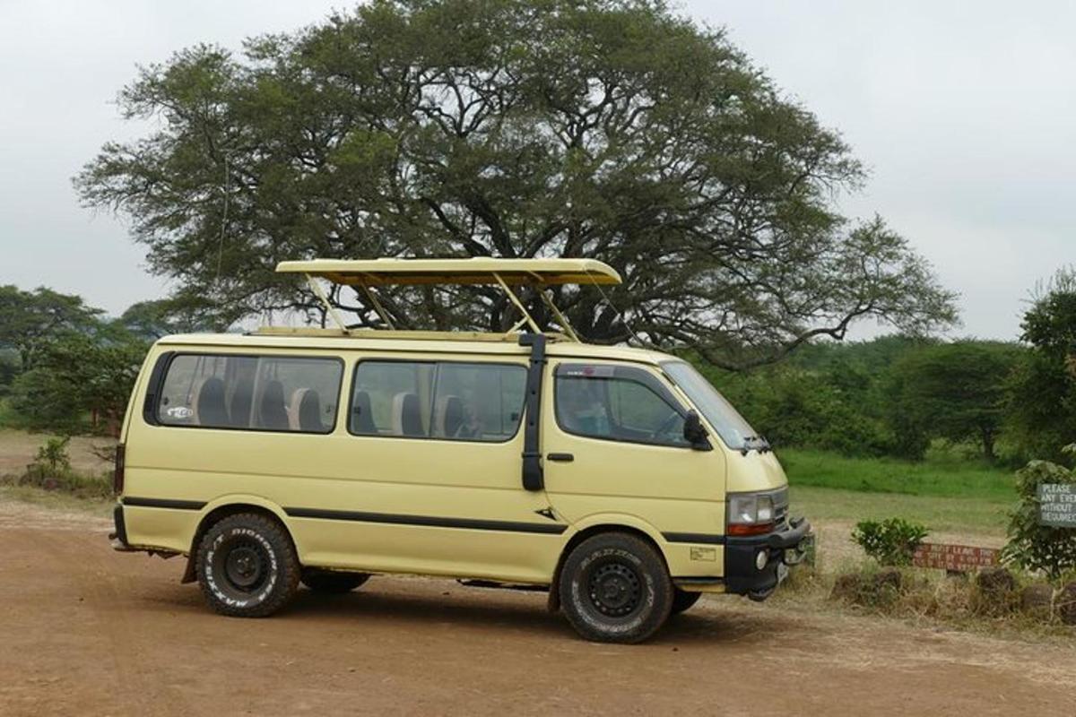 een gele bus met daarop een surfplank