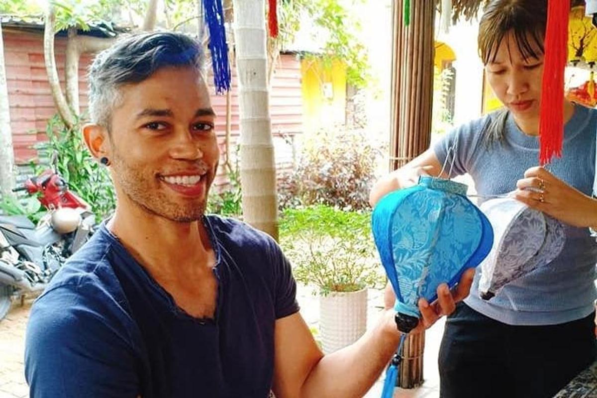een man die een blauwe vaas vasthoudt met een vrouw