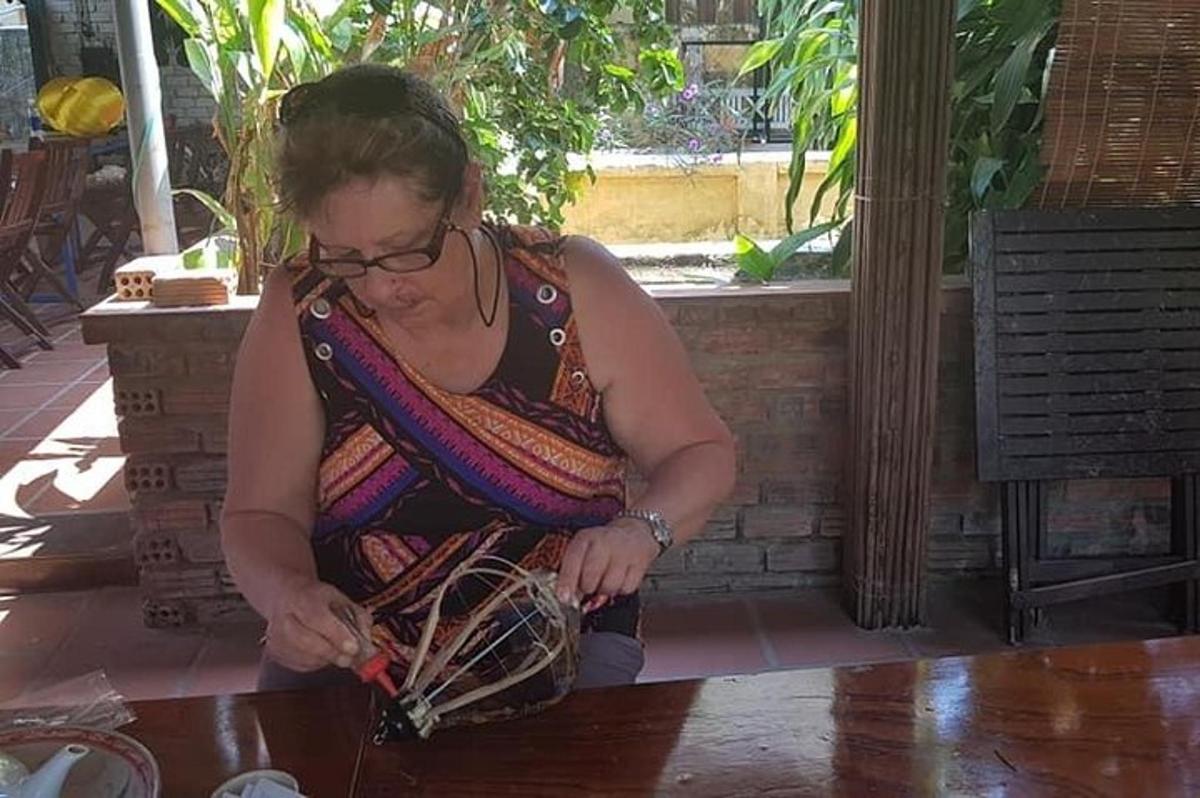 une femme assise à une table parlant au téléphone portable