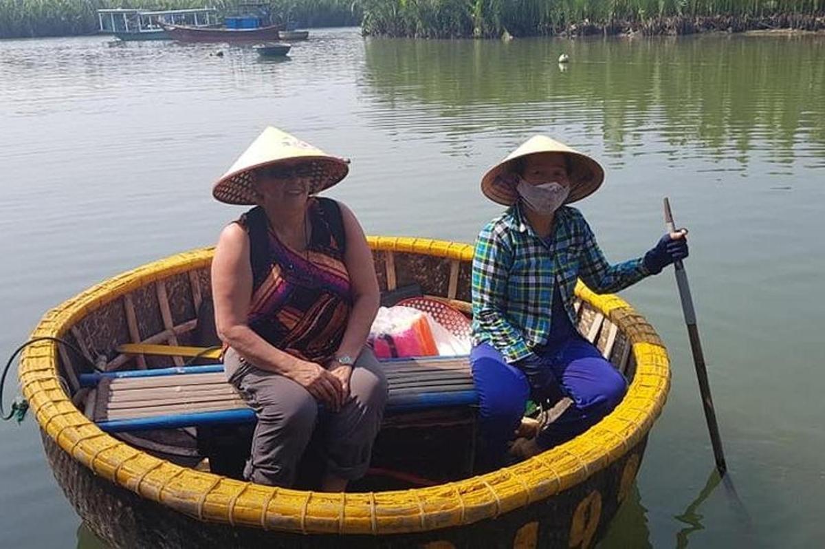 deux femmes sont assises dans un bateau sur l'eau