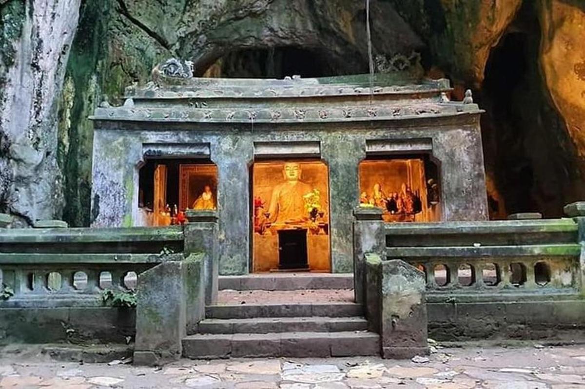 một ngôi đền nhỏ có một bức tượng trong hang động
