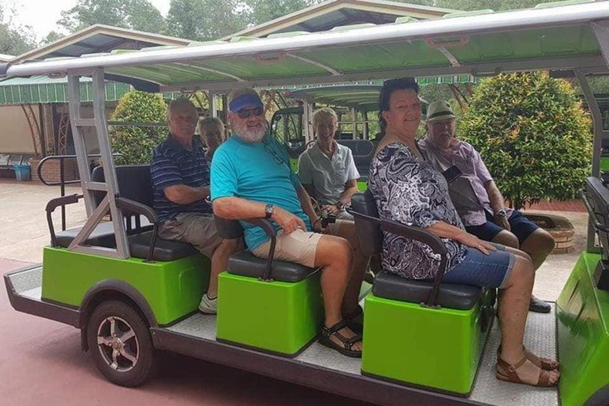 un gruppo di persone a bordo di un golf cart