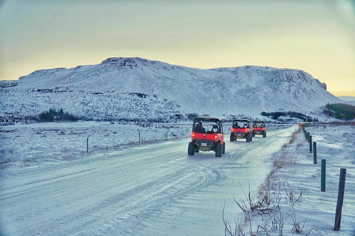 Un grupo de jeeps conduciendo por una carretera cubierta de nieve