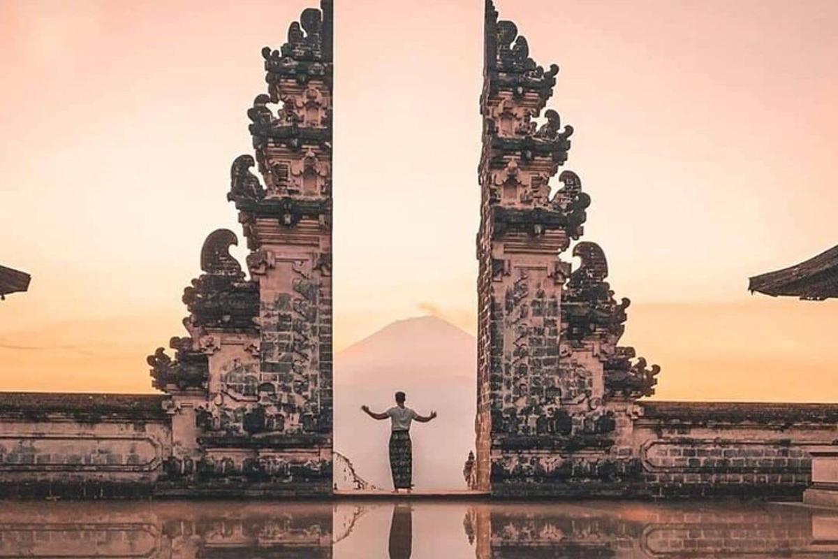 một người đàn ông đứng trước một ngôi đền