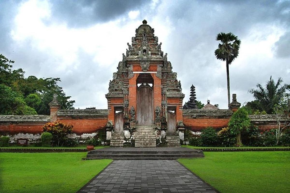 อาคารในสวนสาธารณะที่มีต้นปาล์ม
