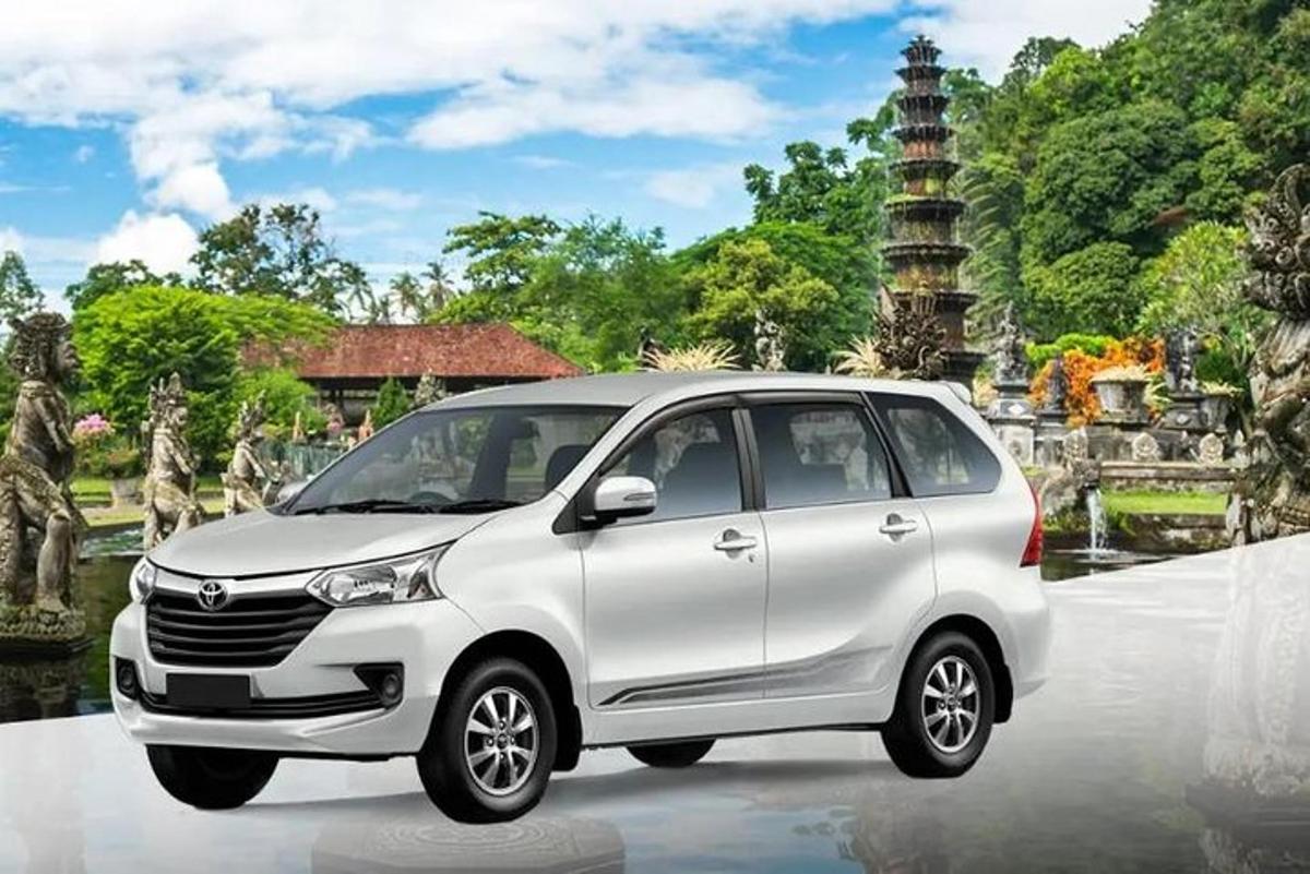un Toyota blanc aparcat davant d'un temple