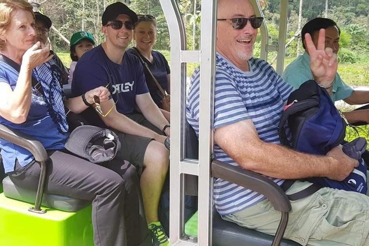 skupina lidí jedoucích v autobuse
