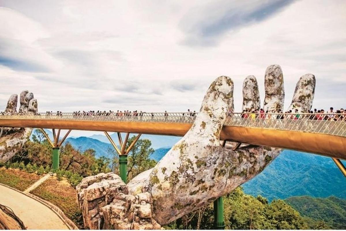 uma mão gigante segurando uma ponte sobre uma montanha