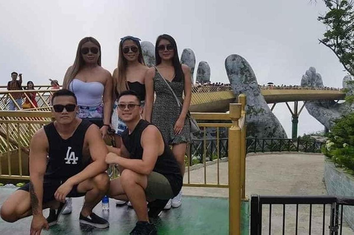 sekumpulan orang bergambar di taman tema