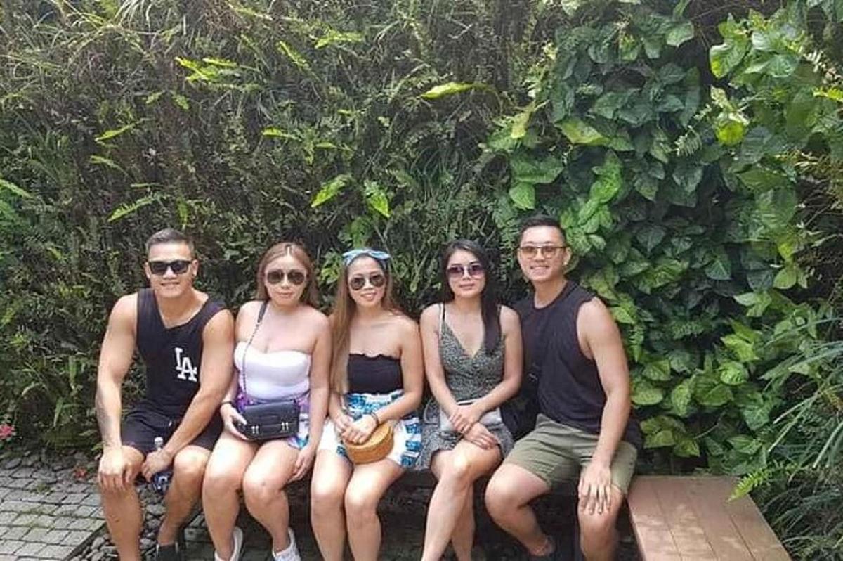 sekumpulan orang duduk di atas bangku