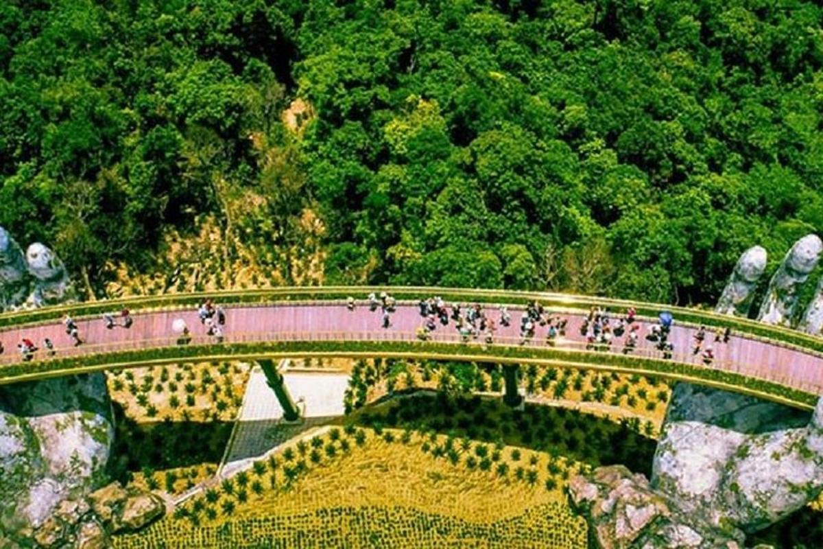 um grupo de pessoas atravessando uma ponte em uma montanha