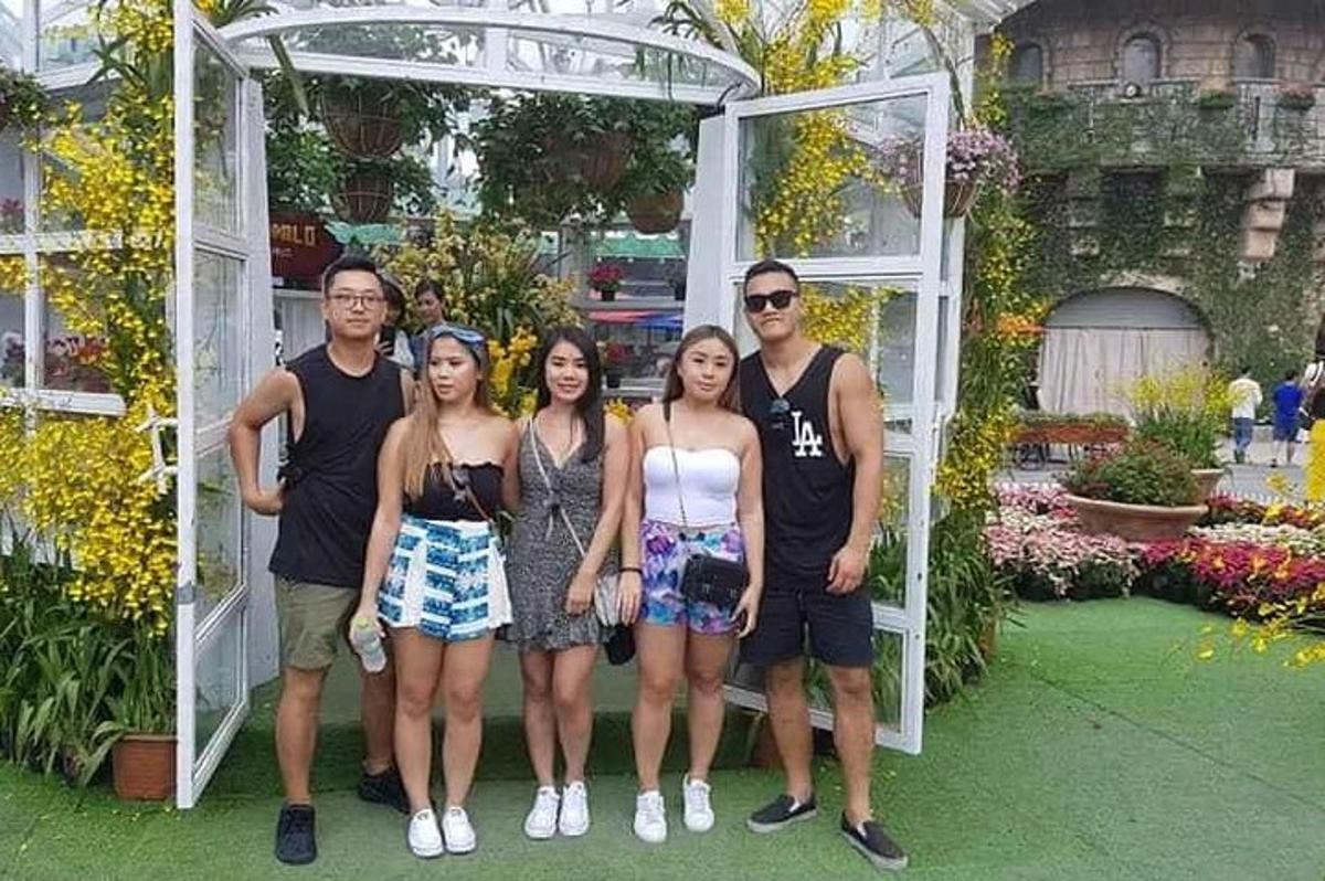 sekumpulan orang bergambar di taman