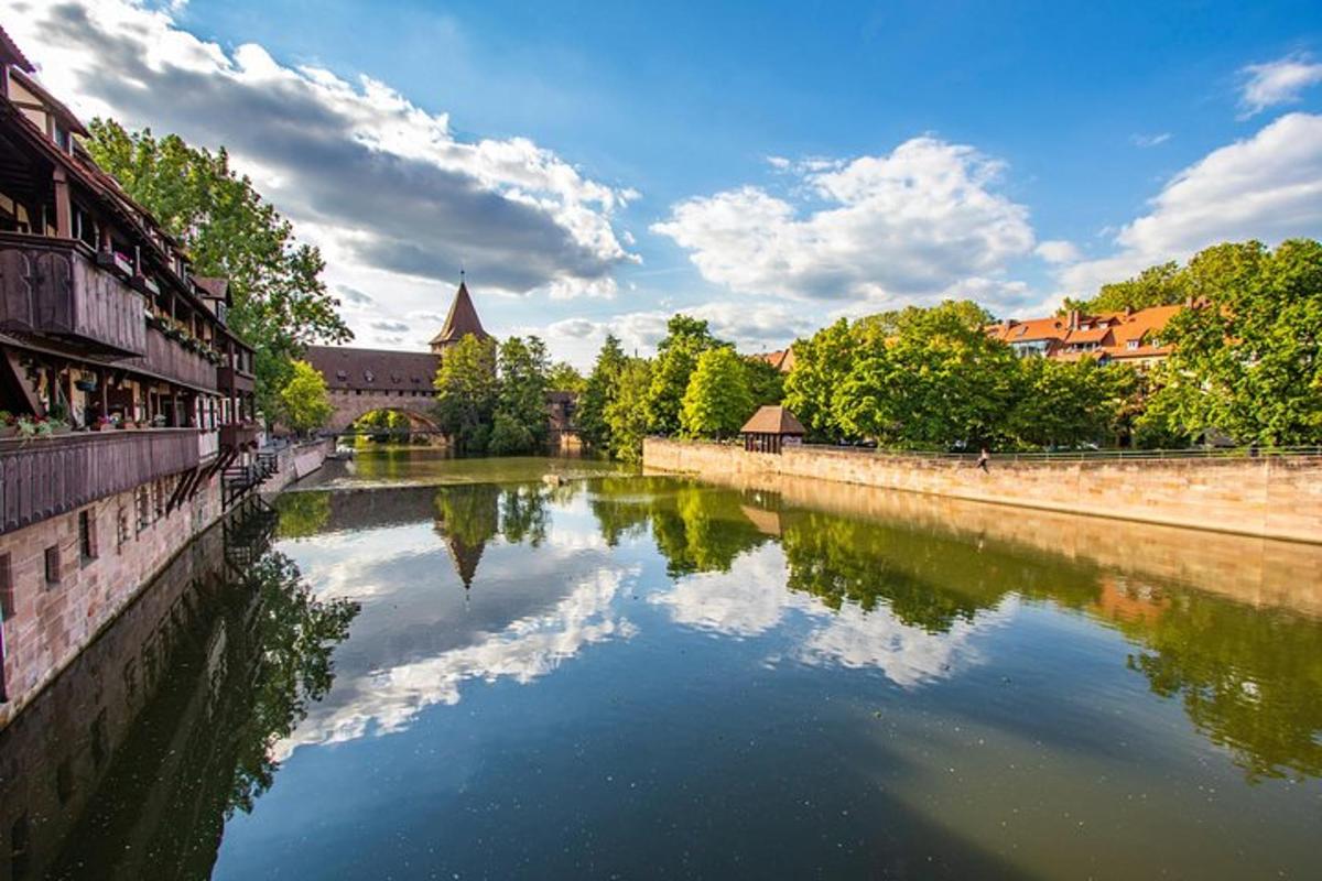 řeka s odrazem budovy ve vodě