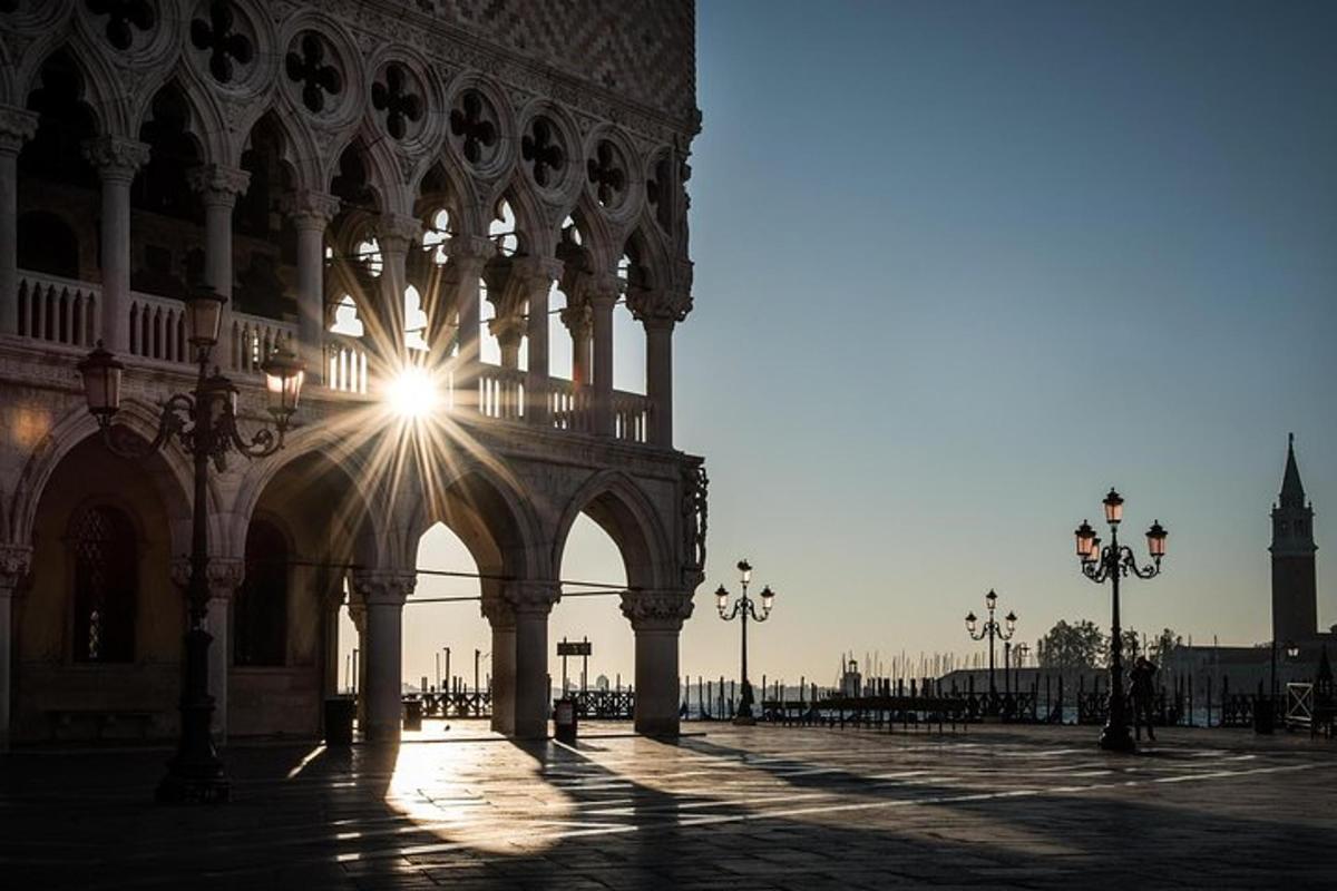 um grande edifício com o sol brilhando através dele