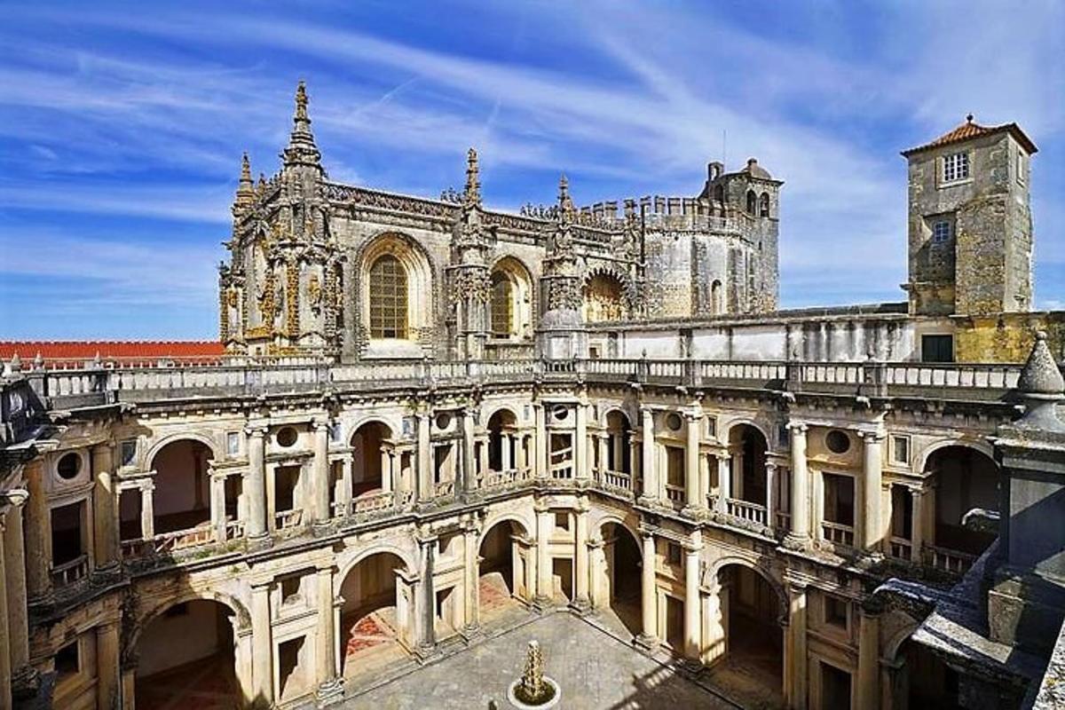 ein großes Gebäude mit einer Kathedrale im Hintergrund