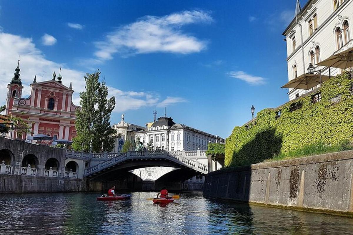 dues persones en canoa per un riu amb un pont