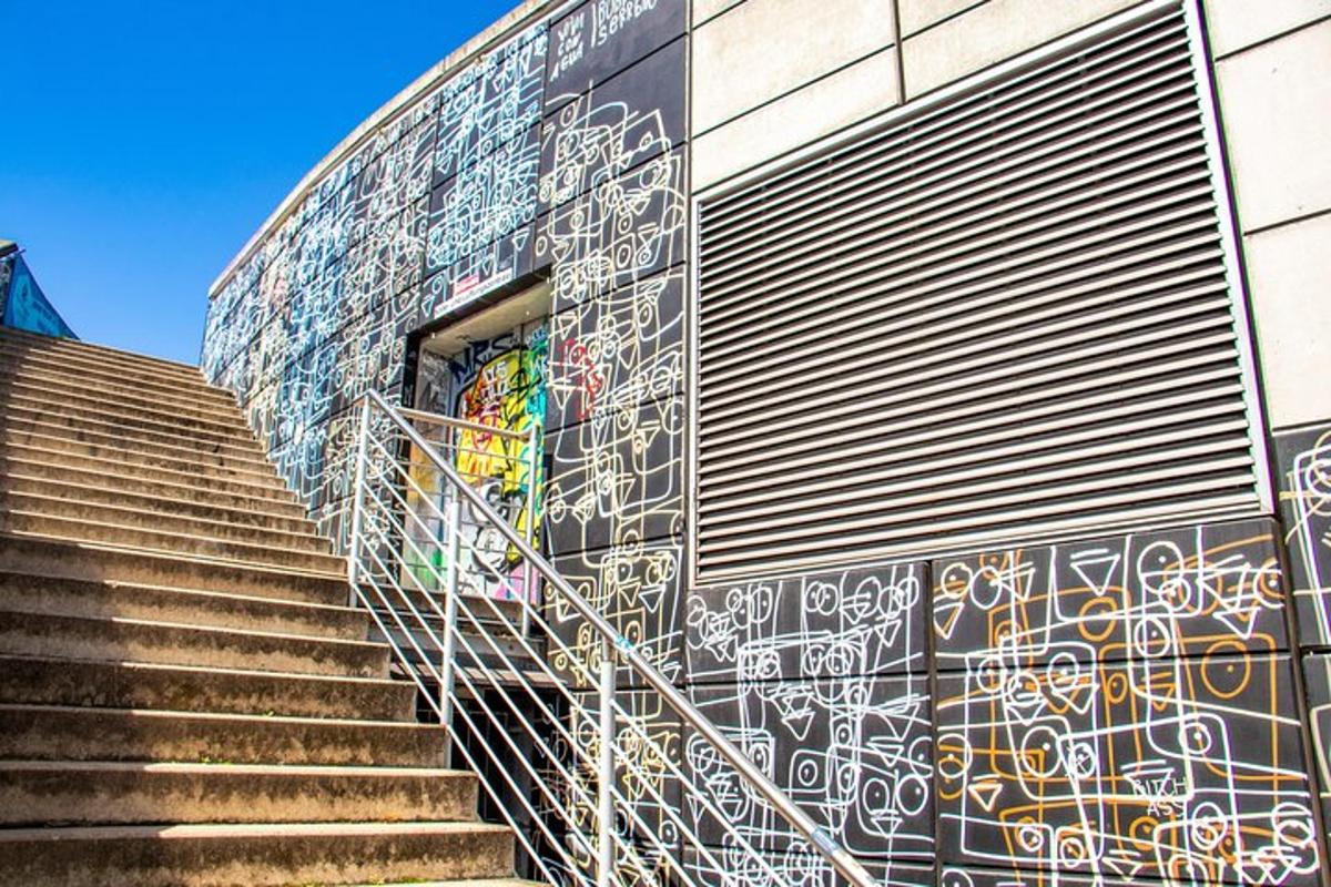 pastatas su grafiti šone su laiptais