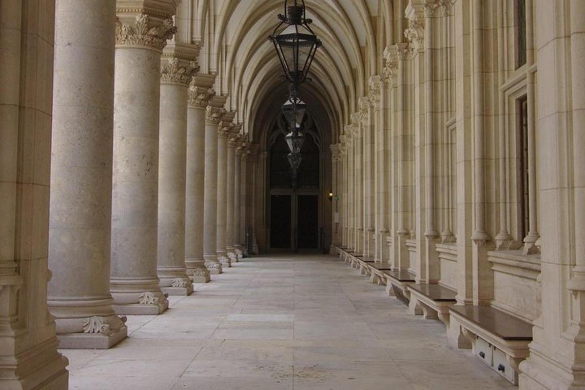 un porticato di un edificio con colonne e un corridoio