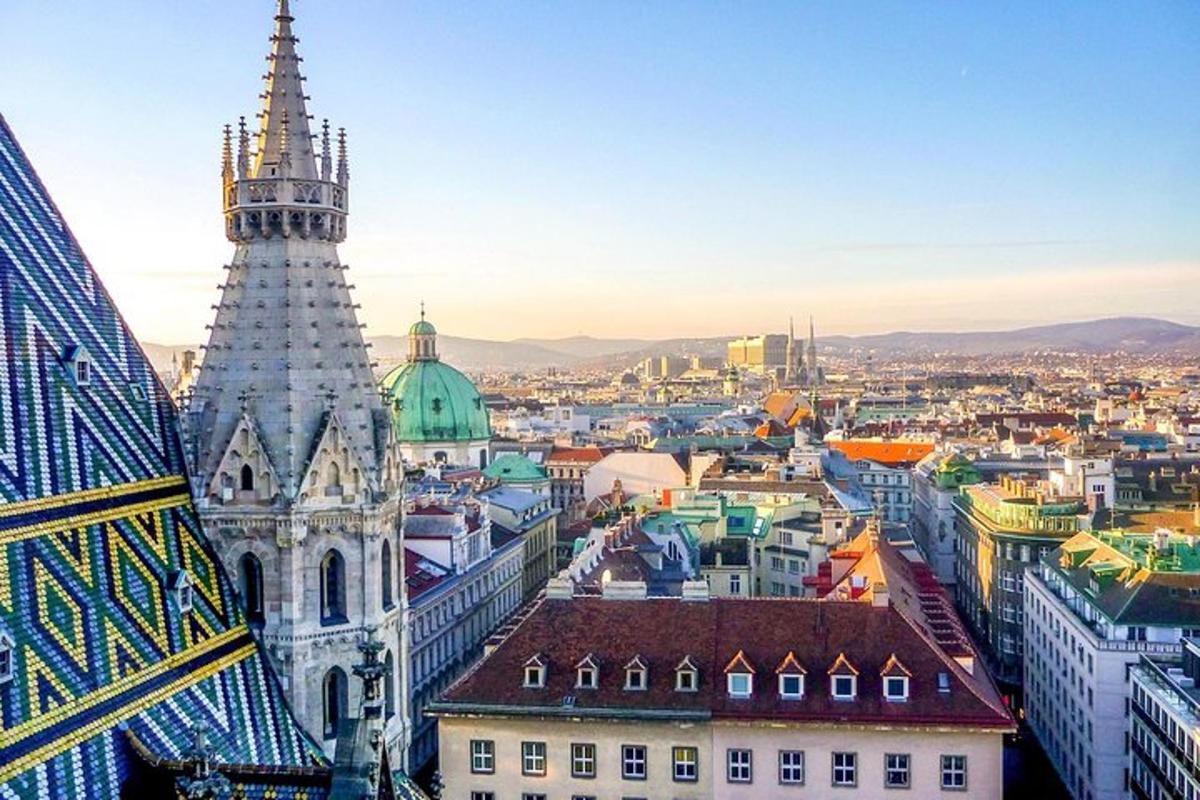 una vista aerea di una città con un campanile
