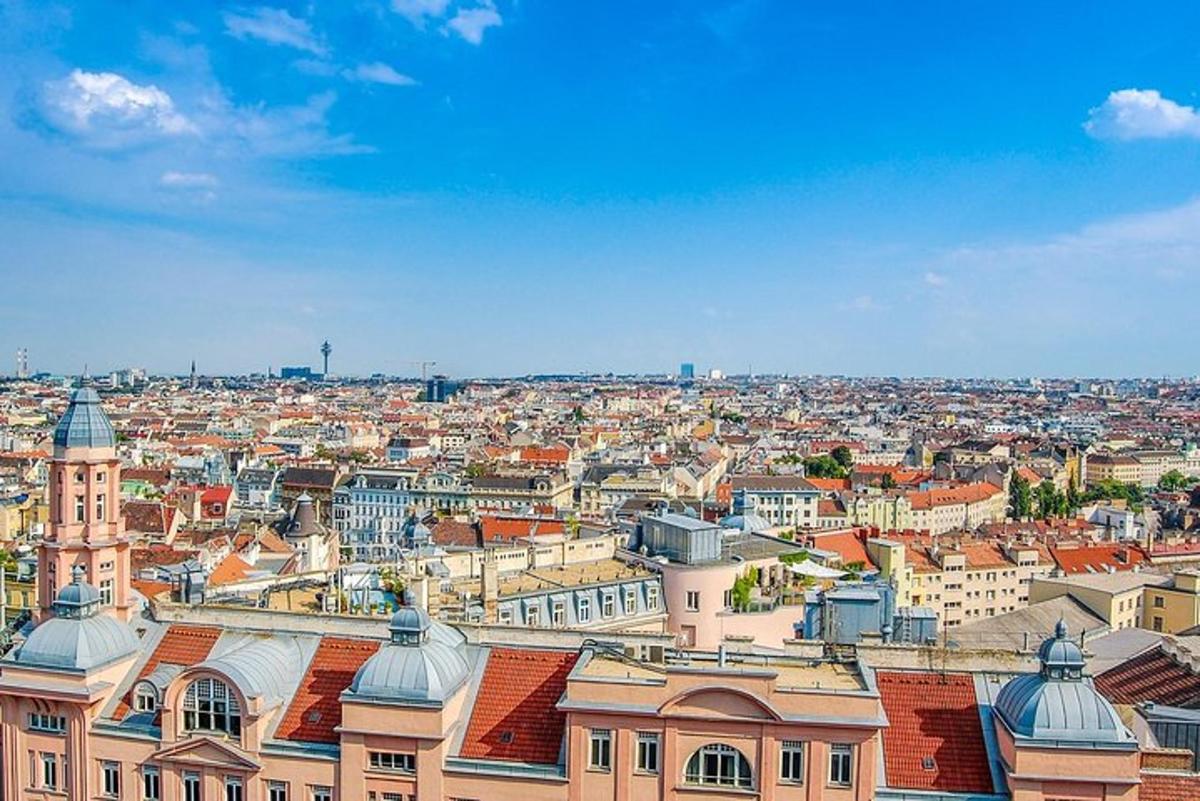 una vista aerea di una città con edifici