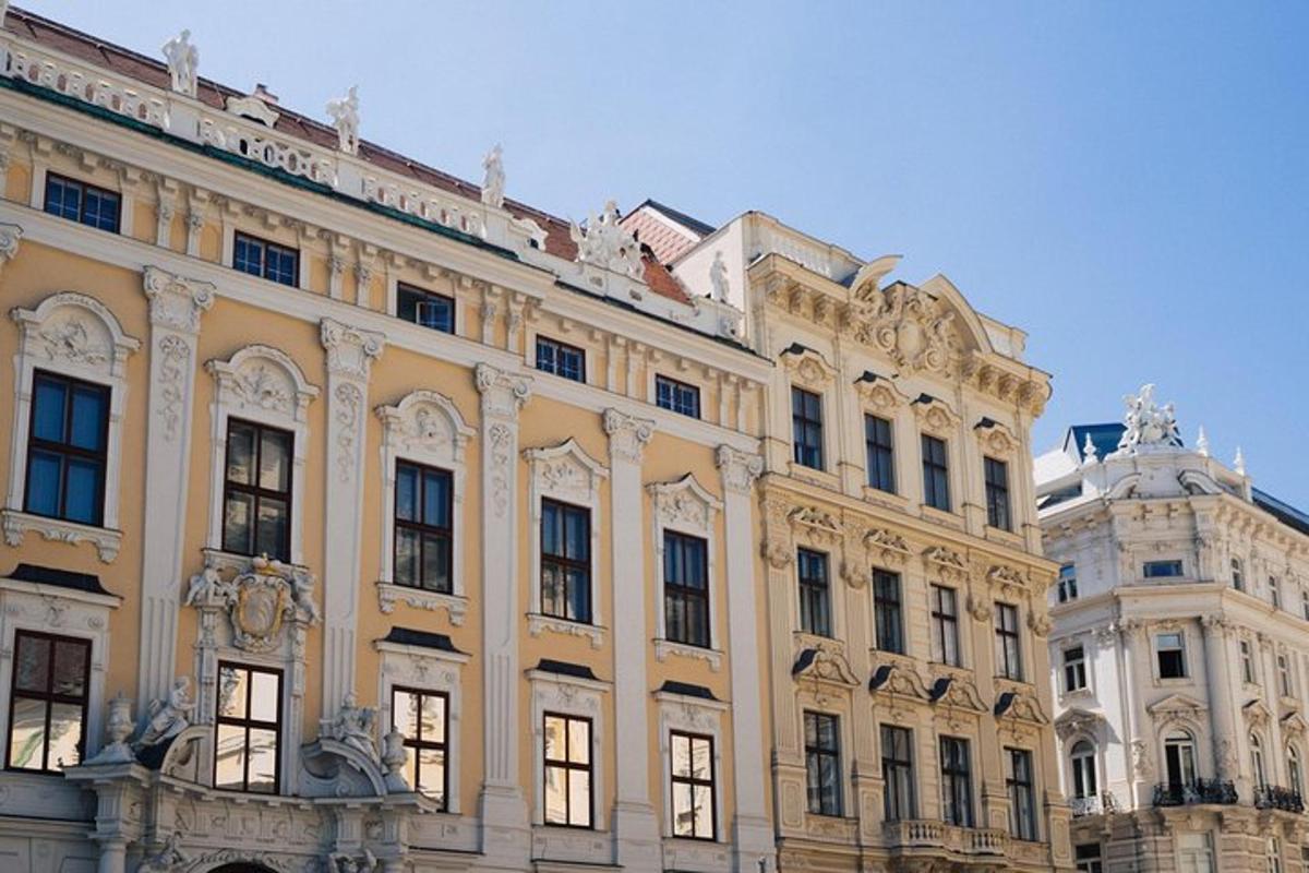 un grande edificio giallo con un orologio sopra