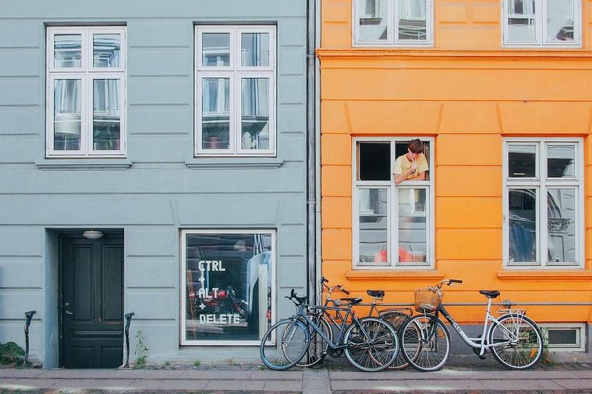 to sykler parkert foran en bygning