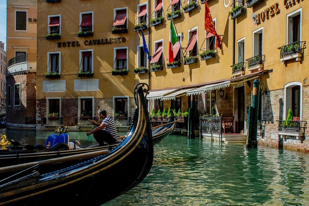 gondola dalam terusan di hadapan bangunan