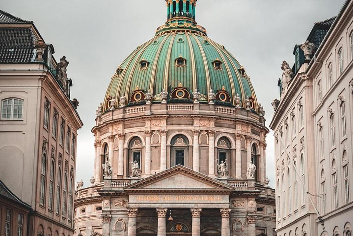 Un edificio con una cúpula verde en la parte superior.