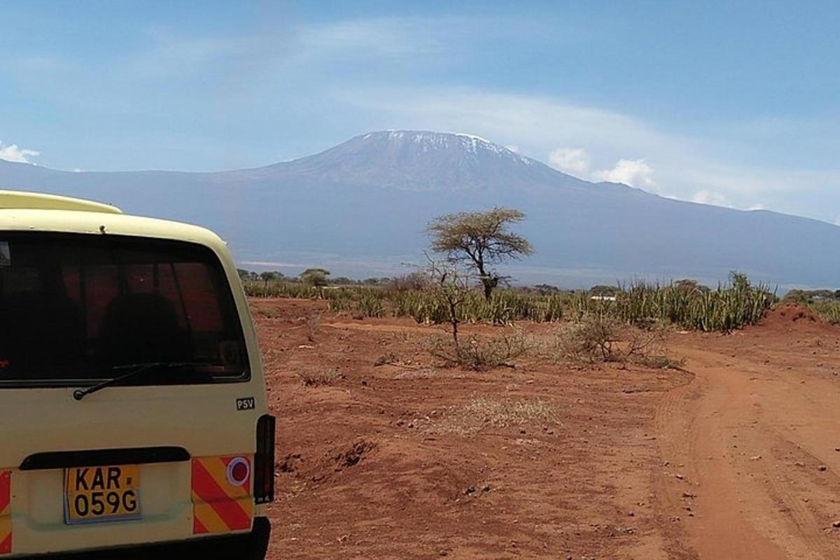 un autobus su una strada sterrata con una montagna sullo sfondo