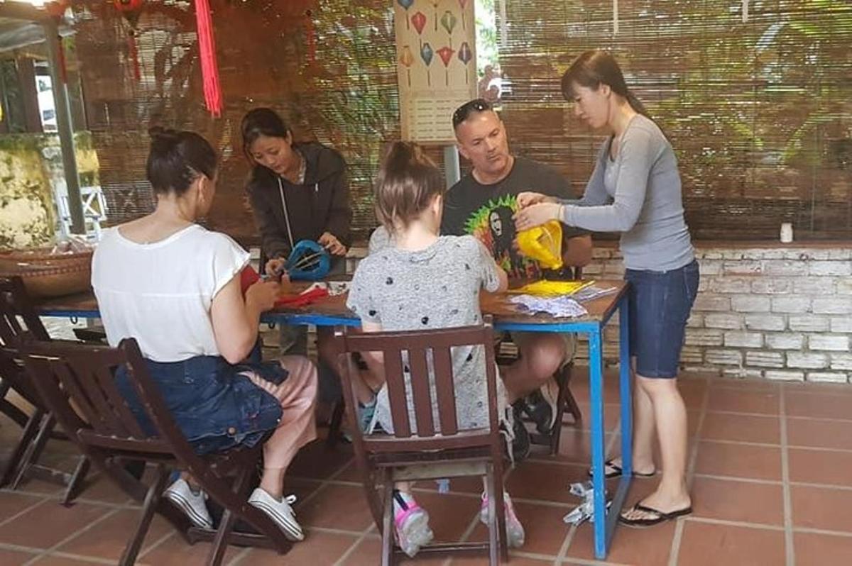 laua ümber istuv grupp inimesi