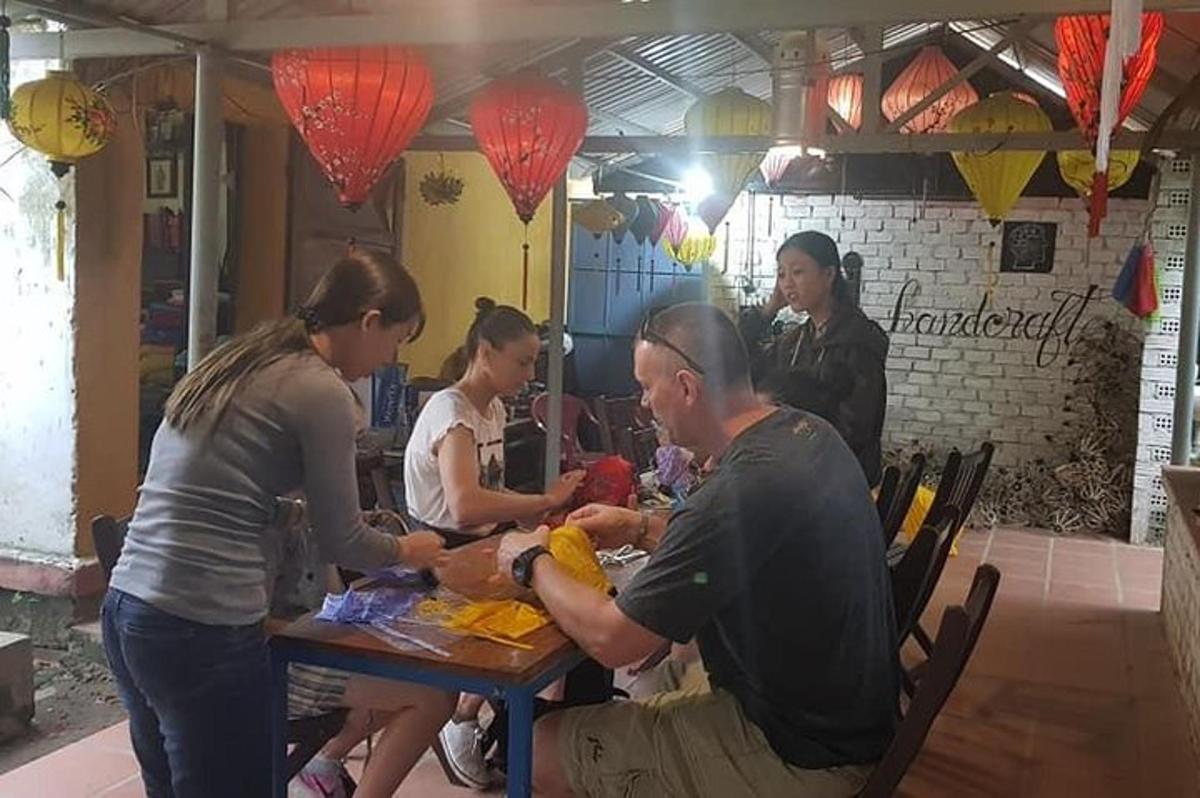 skupina lidí sedících u stolu v restauraci