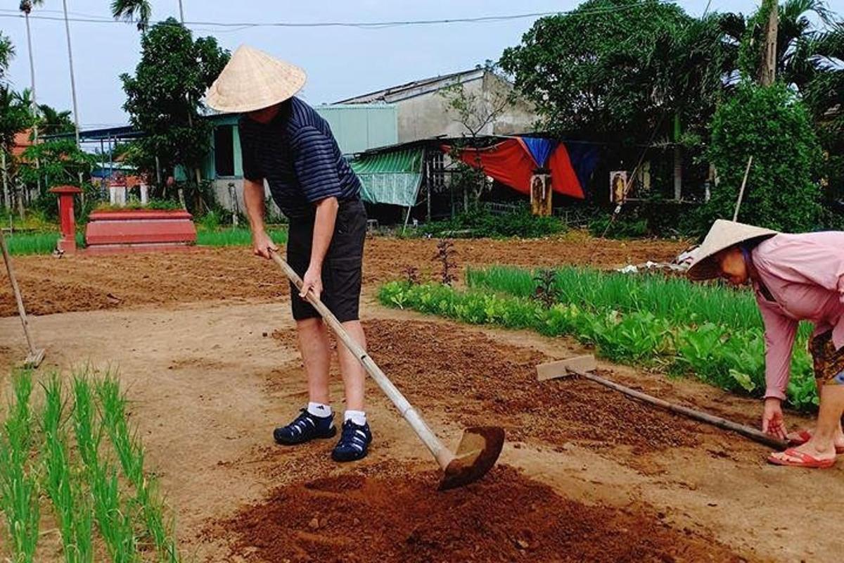 divi cilvēki rok zemē ar lāpstu