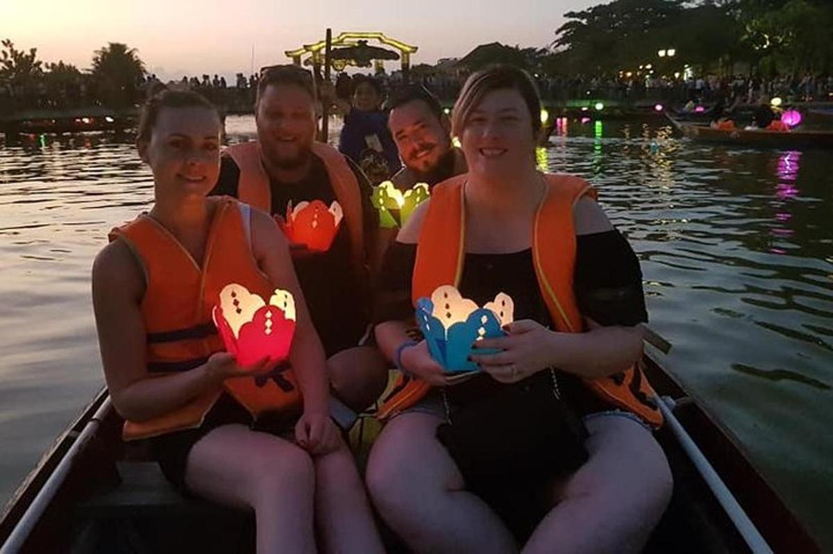 un grup de persones en una barca a l'aigua