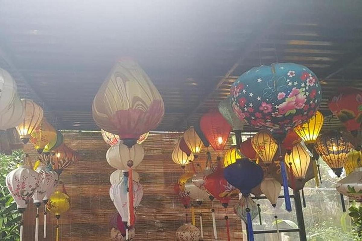 ze stropu visí spousta barevných luceren