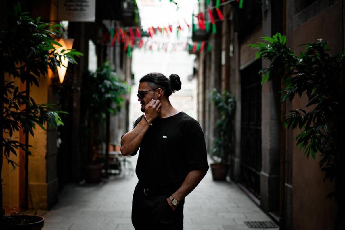 Un hombre hablando por teléfono celular en un callejón