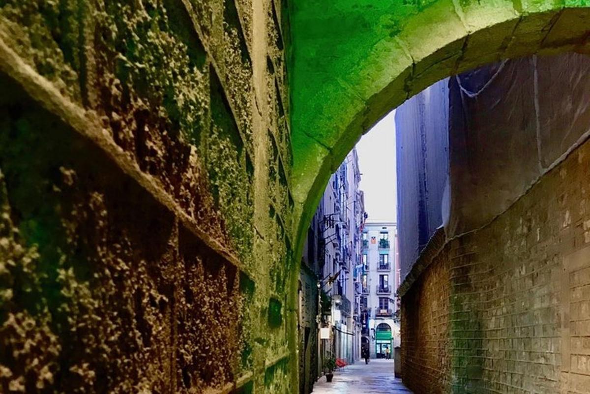 lorong dengan gerbang di sisi bangunan