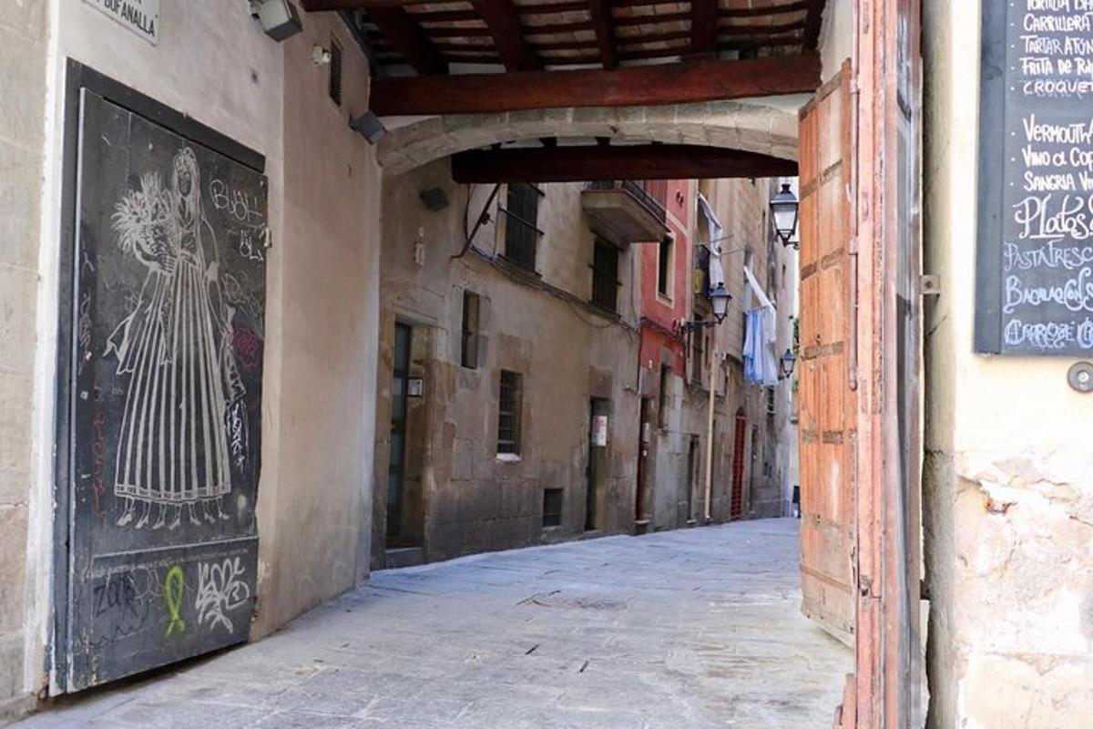lorong dengan mural di tepi bangunan