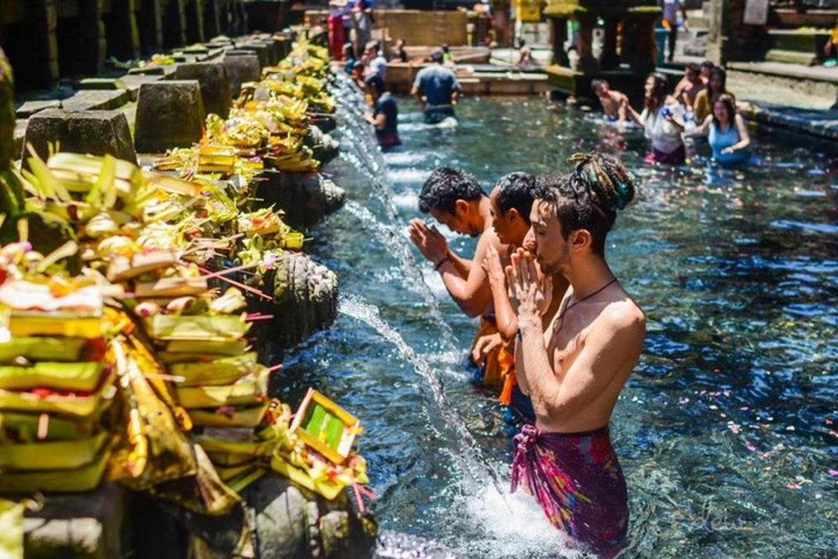 sekelompok anak laki-laki di kolam air dengan pisang