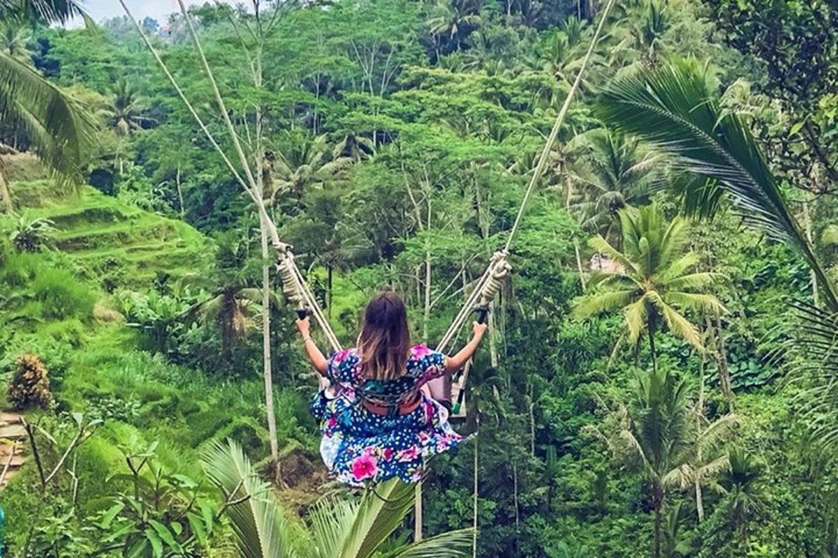 seorang wanita berayun di tali zipline di hutan