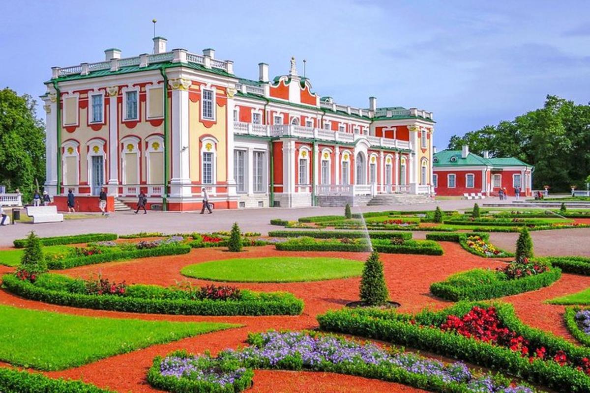 um grande edifício com um jardim na frente