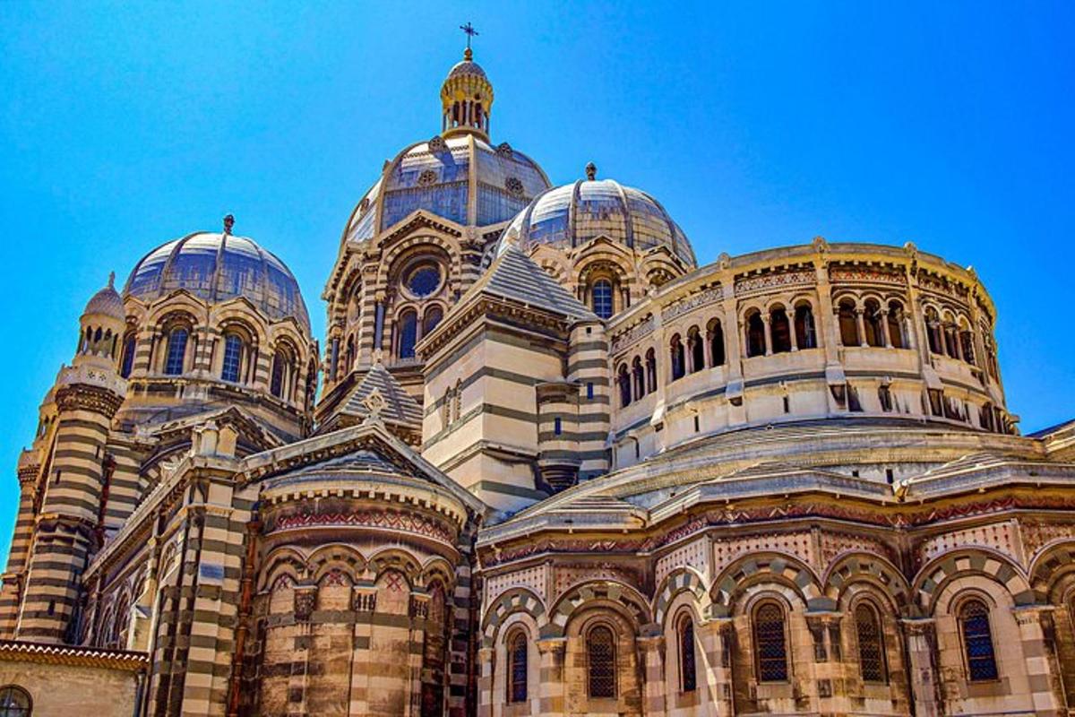 un gran edifici amb cúpules a sobre