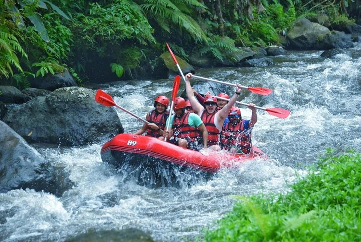một nhóm người trên bè trên sông