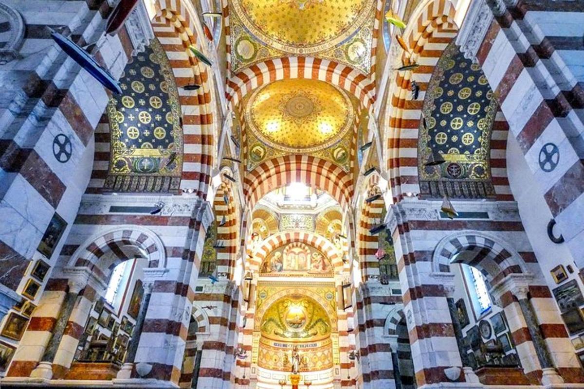 en vy över en kyrka med ett guldtak