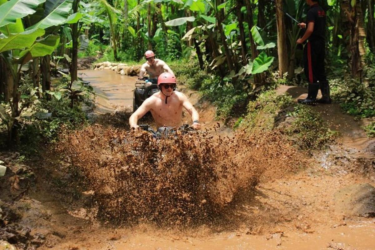 một người đàn ông đang đi xe đạp địa hình trên một con đường đất