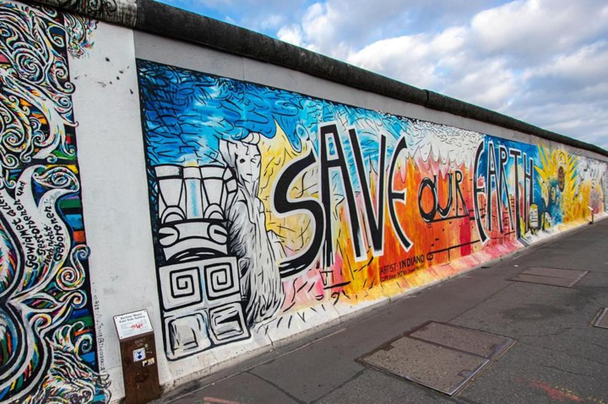 dinding dengan grafiti di atasnya dengan dinding yang dilitupi grafiti
