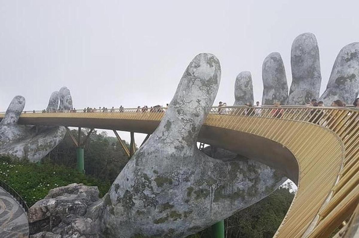velká ruka natahující se přes most